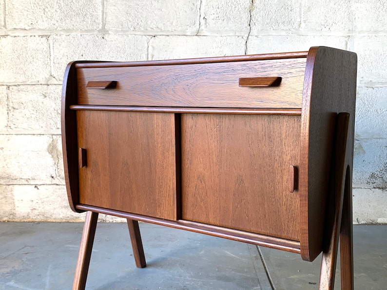 mid century modern entry table Mid century modern console entry table.